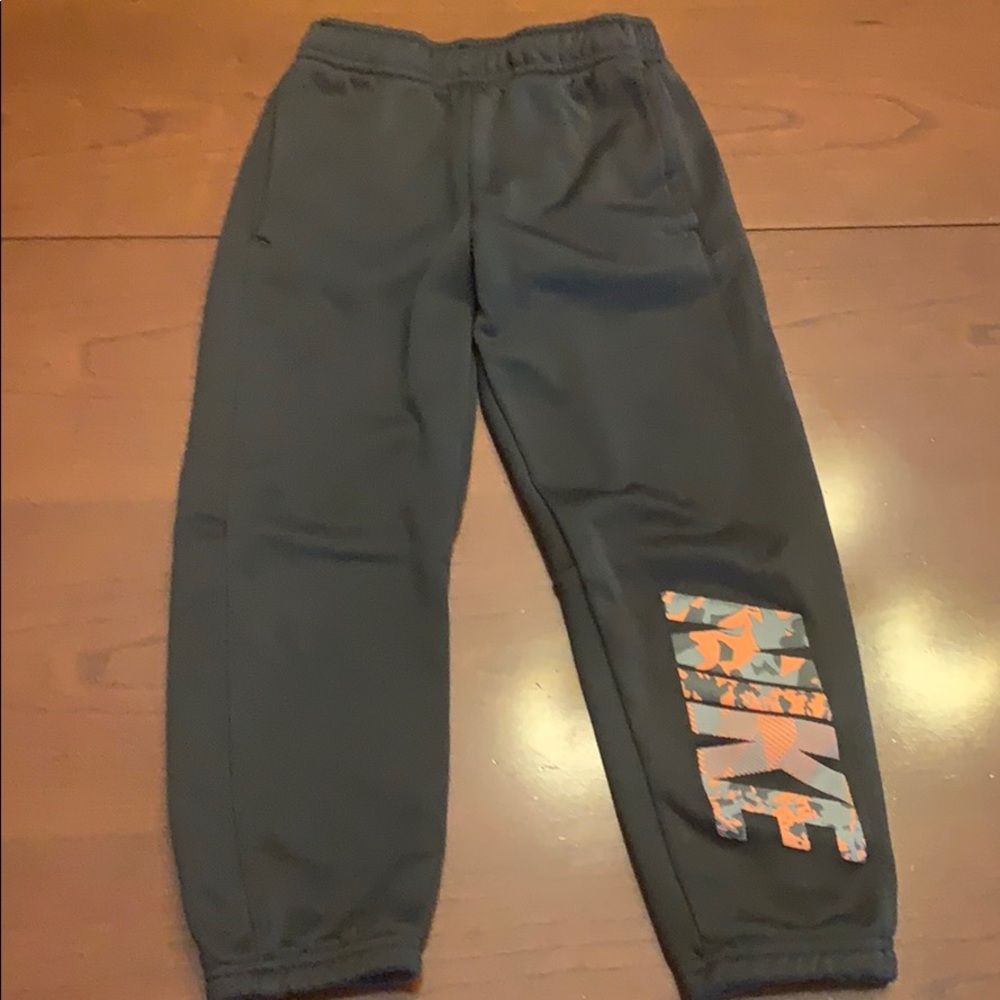 🎯Nike Therma-fit sweatpants like new orange on leg